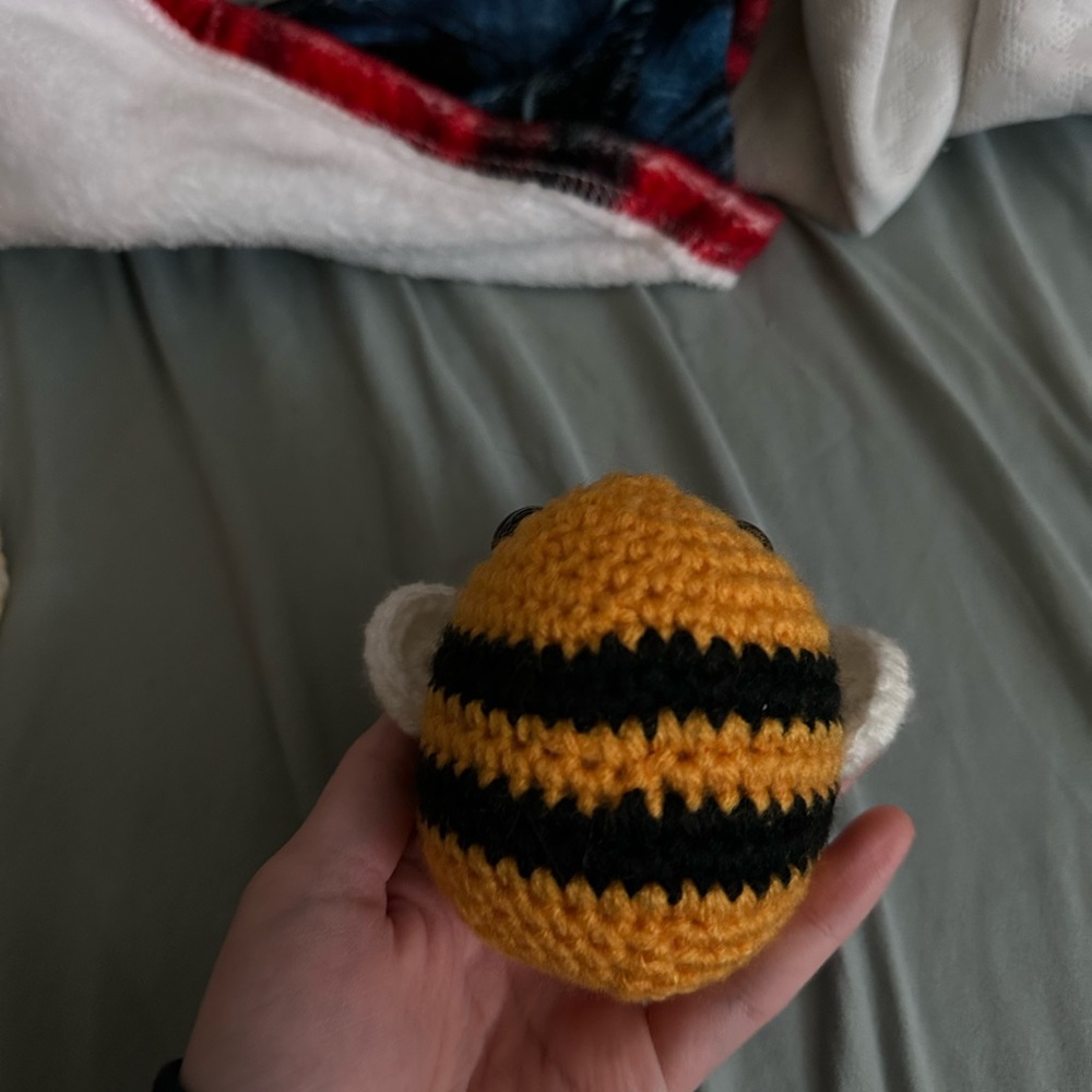 yellow crochet bee - Picture 6 of 6